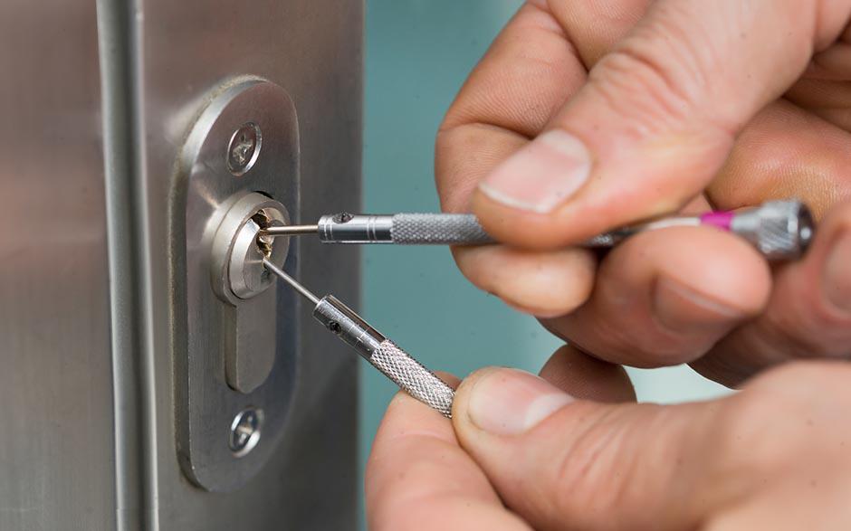 porte claquée clés à l intérieur Nainville-les-Roches